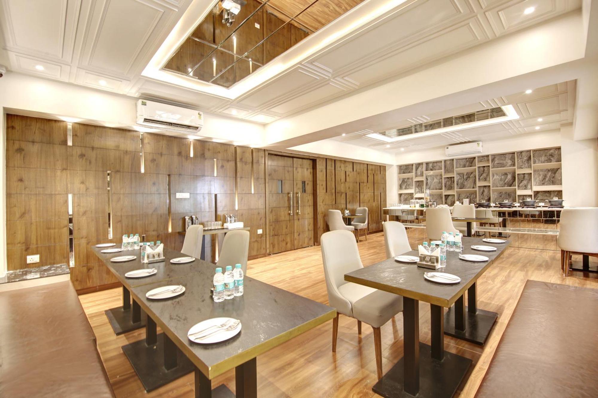 Marks Hotel & Banquet Noida Exterior foto